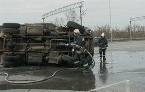 Очевидцы аварии помогли выбраться водителю ЗИЛа. Фото Виталия Мирошниченко