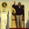 Обама чуть не упал с трапа самолета (видео)