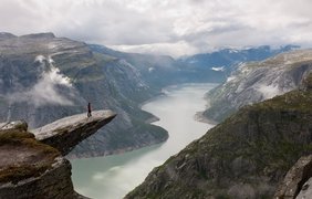 Каменный выступ «Язык тролля». Гора «Скьеггедаль». Одда, Норвегия.
