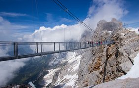Мост на леднике Дахштайн. Альпы, Австрия.