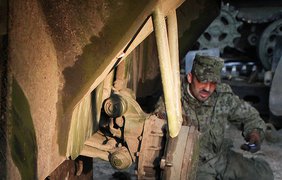 В Донецке полным ходом идет ремонт бронетехники
