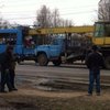 Подъемный кран протаранил троллейбус в Черновцах: есть погибшие (фото)