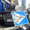 В центре Киева светофор рухнул на Audi