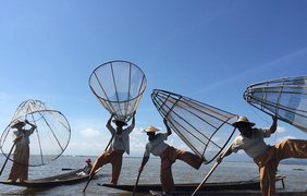 Веселые рыбаки на озере Инле. Автор: Френсис О., фотография запечатлена в Мьянме.