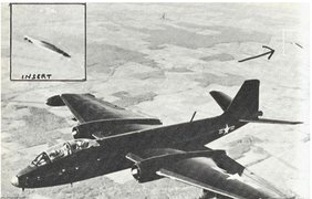 Фотография запечатлена в 1957 году. На ней фотограф делал снимок бомбардировщика B-47, когда в кадр случайно попал НЛО. 