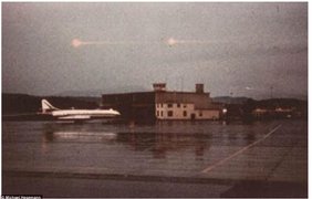 Лето 1966 года. В международном аэропорту Цюриха пассажир ожидавший рейса запечатлил странные огни в небе с хвостами. 