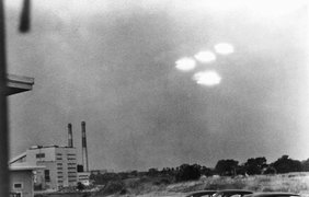 15 июля 1952 года. Четыре ярко светящихся НЛО, сфотографировали на парковке в городе Салем, штата Массачусетс.
