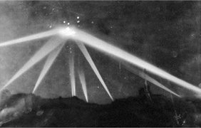 Прожекторы подсвечивают неопознанный объект над Лос-Анджелесом 25 февраля 1942 года. Яркие точки вокруг вспышки - это зенитные снаряды, взрывающиеся возле НЛО. 