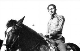 Военнослужащий армии США Джек Лемонд был сфотографирован с лошадьми в Калифорнии ранним июньским утром 1945 года. В кадр попал НЛО.