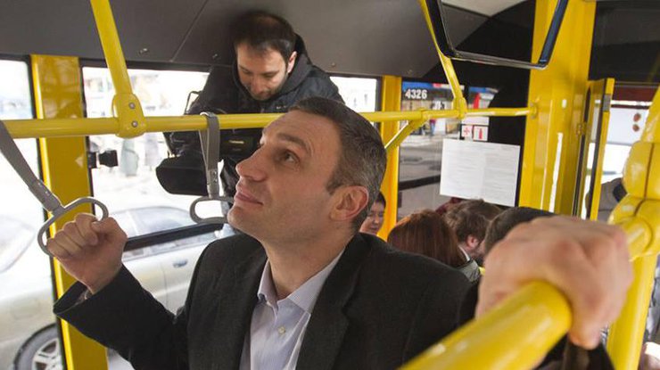 Виталий Кличко покатался на троллейбусе. Фото из архива Кличко