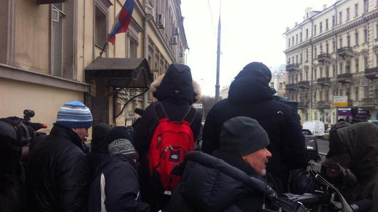 Журналисты около здания суда. Фото: Альона Власенко