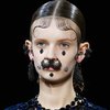 В Париже Givenchy презентовал агрессивный макияж с камнями