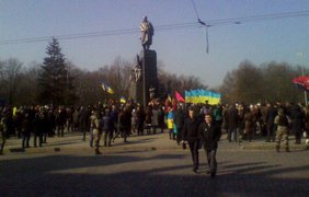 Возле памятника Тарасу Шевченко в Харькове проходит акция памяти. Фото Twitter @itsector