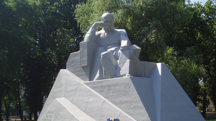 Памятник Тараса Шевченко в Полтаве