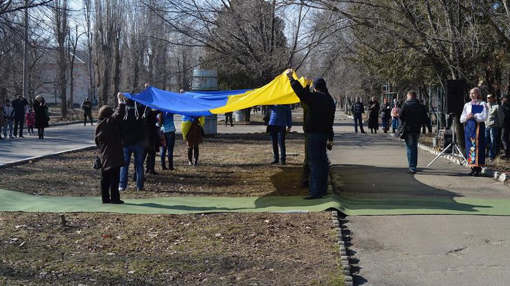 В центре Северодонецка развернули флаг Украины