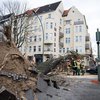 Ураган в Германии вырывал деревья с корнями, есть погибшие (фото)