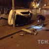 ДТП в Киеве: авто перевернулось, вылетев на тротуар (фото)