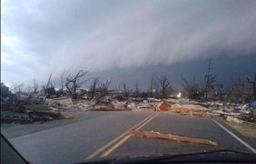 В Иллинойсе торнадо крушит дома и деревья. Фото @bamasevere 