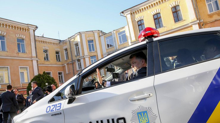 Порошенко сел за руль автомобиля Национальной полиции. фото - Facebook @Петро Порошенко