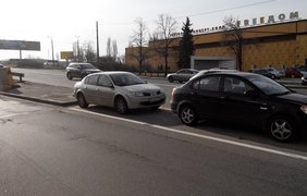 Нелегальная парковка на мосте. Фото .facebook.com/VitaliVoronin