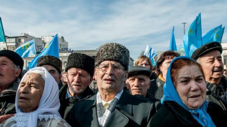 Оккупанты обыскивают и допрашивают крымских татар.