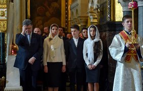 На Пасху Порошенко помолился с верующими трех конфессий (фото)