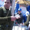 В Донецке раздавали паски под дулами автоматов (фото)