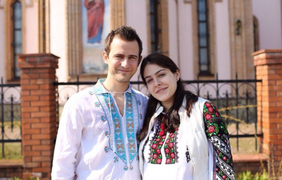 Беременная украинская певица Маша Собко освятила куличи и крашенки вместе со своим мужем