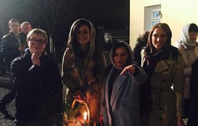 Украинская певица Мария Яремчук сходила ночью в храм, чтобы освятить пасхальные куличи и крашенки