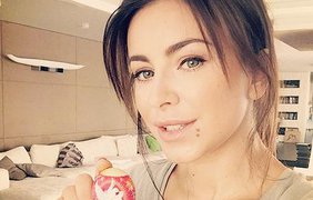 Украинская певица Ани Лорак вместе с мужем и дочкой Софией испекла куличи и раскрасили яйца