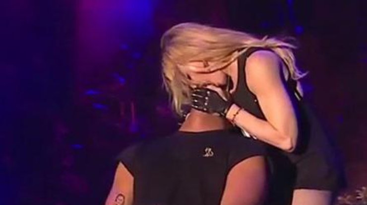Мадонна изнасиловала на сцене рэпера вдвое младше нее
