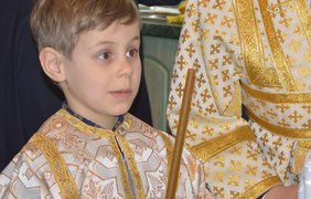 6-летний Веня был самым младшим помощником священника. Фото "Вести"