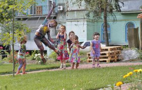 В Сквере Небесной Сотни обожают играть дети. Фото www.facebook.com/pages/Город-сад