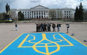 В Краматорске нарисовали масштабный герб Украины
