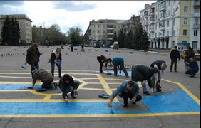 В Краматорске нарисовали масштабный герб Украины