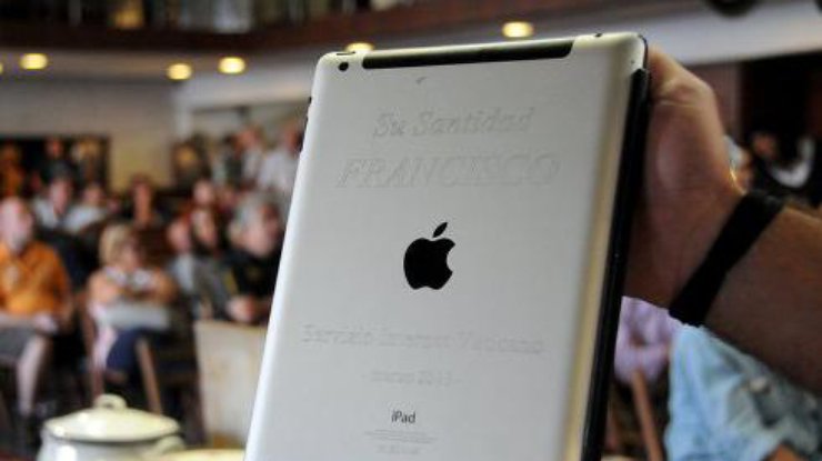 Свой iPad Папа Римский ранее подарил уругвайскому священнику Гонсало Аэмилиусу