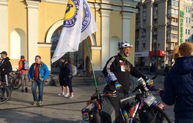 Виталий Кличко катается на велосипеде с киевлянами. Фото facebook.com/merkieva