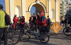 Виталий Кличко катается на велосипеде с киевлянами. Фото facebook.com/merkieva