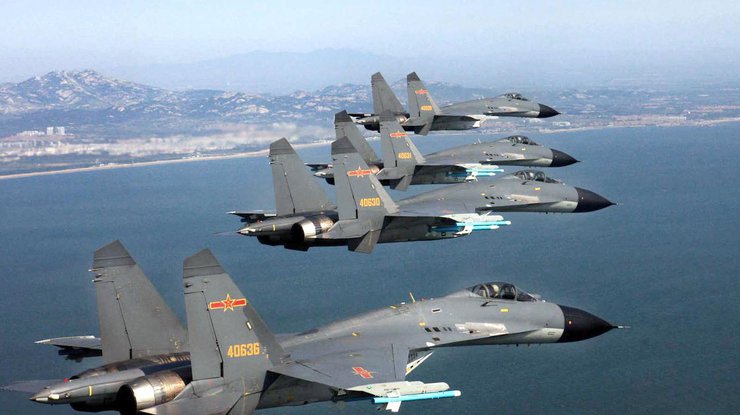 Китай наращивает военную активность у берегов Японии. фото - Japan Times