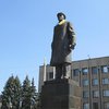Ленина в Славянске стерегут с автоматами