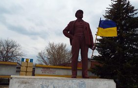 Памятник Kенину сперва нарядили "по украински". фото - moskal.in.ua