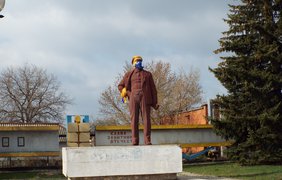 Памятник Kенину сперва нарядили "по украински". фото - moskal.in.ua