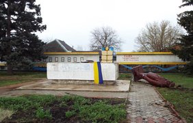 Уиром памятник Ленину обнаружили упавшим вместе с национальной символикой. фото - moskal.in.ua 