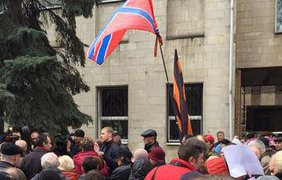 В Москве к посольству Украины принесли георгиевские ленточки
