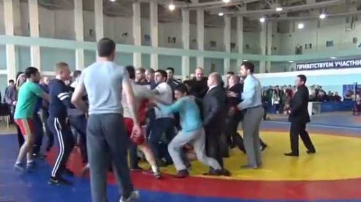 В России соревнования по вольной борьбе переросли в массовую драку. Кадр из видео