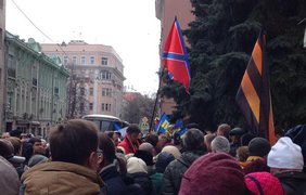 В Москве Бузину поминают с "флагами Новороссии" и георгиевскими лентами. Фото Филиппа Киреева