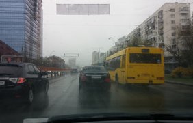 В Киеве из-за снега в апреле на дорогах образовались пробки