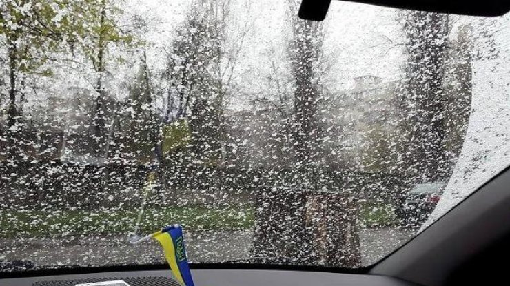 Киевляне добираются на работу под снегопадом. Фото @InstaMaidan 
