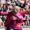 В Англии фанат в розовом платье устроил на поле фурор (фото, видео)