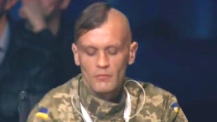 Усик был одет в камуфляжную форму украинских добровольческих отрядов. фото - "Бойцовский клуб ТВ"